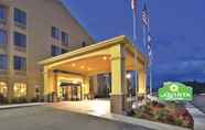 Exterior 5 La Quinta Inn & Suites Summersville / New River National Park