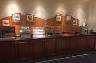 Lobi Evergreen Inn and Suites