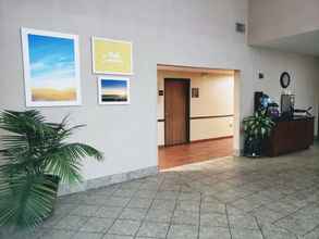 Lobby 4 Days Inn & Suites by Wyndham of Morris