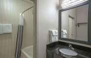 In-room Bathroom 3 La Quinta Inn & Suites by Wyndham Manassas Battlefield