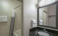 In-room Bathroom 3 La Quinta Inn & Suites by Wyndham Manassas Battlefield