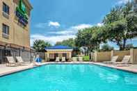 Swimming Pool Holiday Inn Express Hotel & Suites Fort Worth Southwest I-20, an IHG Hotel