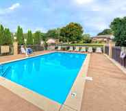 Swimming Pool 6 Hampton Inn Morristown