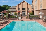 Swimming Pool Hampton Inn & Suites Chapel Hill/Durham, Area