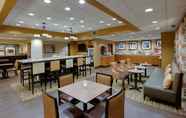 Restoran 2 Hampton Inn Winfield/teays Valley