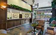 Lobby 3 Oxford Suites Pendleton