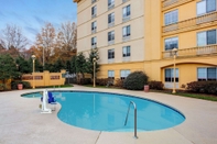 สระว่ายน้ำ La Quinta Inn & Suites by Wyndham Raleigh/Durham Southpoint