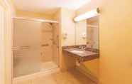 Toilet Kamar 6 La Quinta Inn & Suites by Wyndham Lexington South / Hamburg