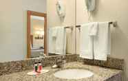 In-room Bathroom 4 Travelodge by Wyndham Marysville