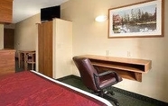 ห้องนอน 6 Days Inn & Suites by Wyndham Lafayette IN