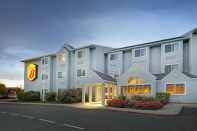 Bangunan Super 8 by Wyndham Sacramento Airport