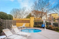 Swimming Pool La Quinta Inn & Suites by Wyndham Winston-Salem