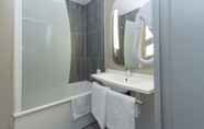 In-room Bathroom 7 ibis Falaise Coeur de Normandie