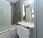 In-room Bathroom 7 ibis Falaise Coeur de Normandie