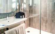 In-room Bathroom 5 ibis Falaise Coeur de Normandie