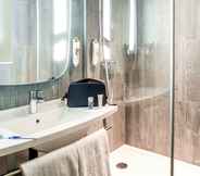 In-room Bathroom 5 ibis Falaise Coeur de Normandie