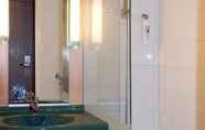 In-room Bathroom 5 ibis Lyon Sud Saint Rambert d'Albon