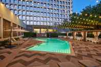 Swimming Pool DoubleTree by Hilton Dallas - Market Center
