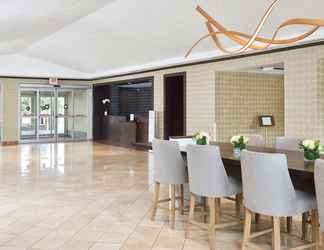 Lobi 2 DoubleTree by Hilton Dallas - Market Center