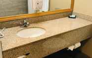 In-room Bathroom 6 Best Western Kettleman City Inn & Suites