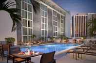 สระว่ายน้ำ Courtyard by Marriott Miami Downtown