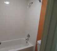 In-room Bathroom 2 Days Inn by Wyndham Blytheville