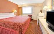 Kamar Tidur 6 Days Inn by Wyndham Overland Park/Metcalf/Convention Center