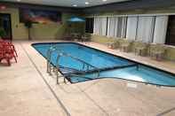 Swimming Pool Days Inn & Suites by Wyndham Youngstown / Girard Ohio