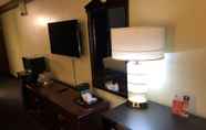 Bedroom 7 Days Inn & Suites by Wyndham Youngstown / Girard Ohio