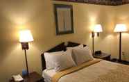 Phòng ngủ 6 Days Inn & Suites by Wyndham Youngstown / Girard Ohio