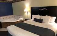 Bedroom 5 Days Inn & Suites by Wyndham Youngstown / Girard Ohio