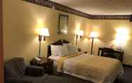 Bedroom 3 Days Inn & Suites by Wyndham Youngstown / Girard Ohio