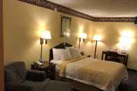 Bedroom Days Inn & Suites by Wyndham Youngstown / Girard Ohio