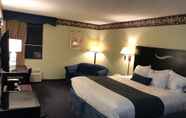 Bedroom 4 Days Inn & Suites by Wyndham Youngstown / Girard Ohio