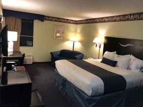 Phòng ngủ 4 Days Inn & Suites by Wyndham Youngstown / Girard Ohio