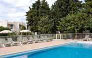 Swimming Pool 4 ibis Styles Avignon Sud