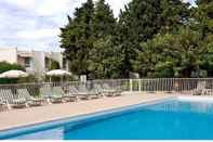 Swimming Pool ibis Styles Avignon Sud