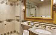 Phòng tắm bên trong 7 The St. Regis Washington, D.C.