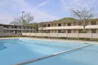 Swimming Pool Days Inn by Wyndham Oak Ridge Knoxville