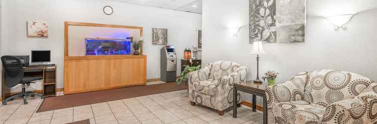 Lobby Days Inn by Wyndham St Clairsville