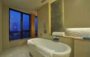 In-room Bathroom 6 Jinling Hotel Nanjing