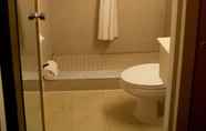 In-room Bathroom 7 Best Western Merrimack Valley