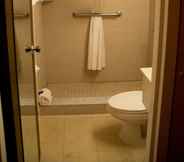 In-room Bathroom 7 Best Western Merrimack Valley