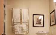 In-room Bathroom 4 Best Western Merrimack Valley