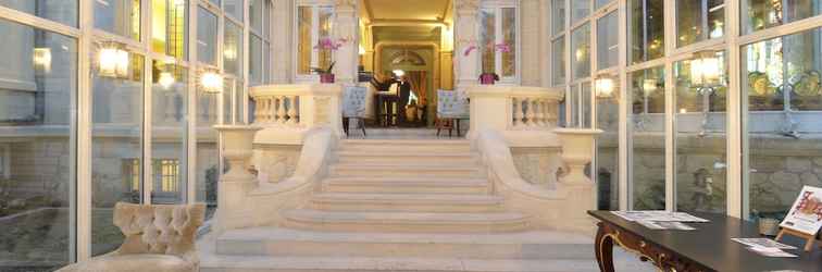 Lobi Chateau Hotel & Spa Grand Barrail