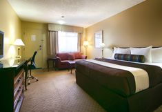 Bedroom 5 Travelodge by Wyndham Abbotsford Bakerview