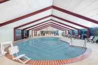 Swimming Pool Howard Johnson by Wyndham Saugerties