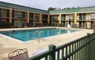 Kolam Renang 7 Econo Lodge Near Fort Stewart