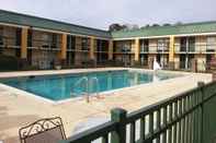 Kolam Renang Econo Lodge Near Fort Stewart