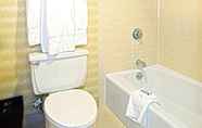 In-room Bathroom 5 DoubleTree Suites by Hilton Seattle Airport - Southcenter